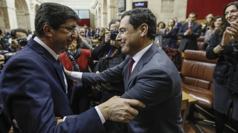 El líder del PP-A, Juanma Moreno, es felicitado por el líder andaluz de Ciudadanos, Juan Marín, tras ser investido presidente de la Junta de Andalucía. EFE/José Manuel Vidal