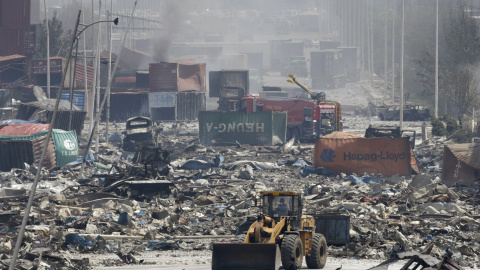 Un bulldozer trabaja cerca de la zona de la explosión para despejar las calles de escombros. REUTERS