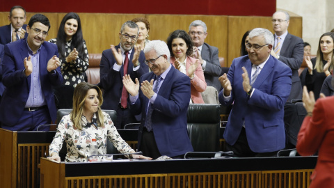 La hasta ahora presidenta del Ejecutivo, Susana Díaz, es aplaudida por su grupo parlamentario, tras su intervención en el Parlamento andaluz en el debate de investidura del líder del PP-A, Juanma Moreno. EFE/José Manuel Vidal