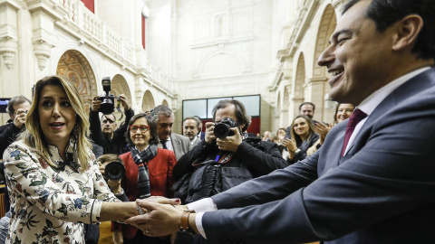 El líder del PP-A, Juanma Moreno, es felicitado por la hasta ahora presidenta del Ejecutivo andaluz, Susana Díaz, tras ser investido presidente de la Junta de Andalucía. EFE/José Manuel Vidal.