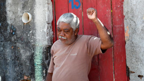 Un vecino de Vila Autódromo permanece junto a la puerta de su casa, a punto de ser derruida. - EFE