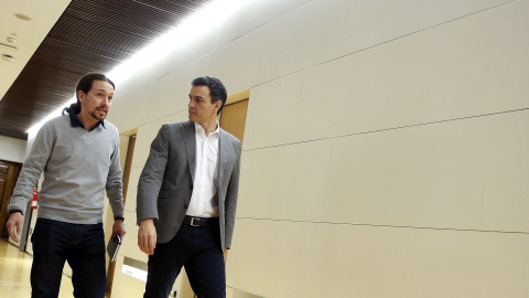 Pablo Iglesias y Pedro Sánchez, en los pasillos del Congreso de los Diputados, comino de la reunión que mantuvieron el pasado 5 de febrero dentro de la ronda de contactos de líder socialista con los partidos para negociar su investidura. EF