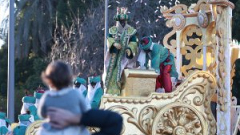 Un Baltasar vestido de torero y con la cara pintada desfila en la cabalgata de Sevilla