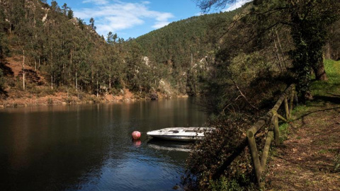 El cadáver de María Paz Fernández fue hallado en el embalse asturiano de Arbón. / ALBERTO MORANTE (EFE)