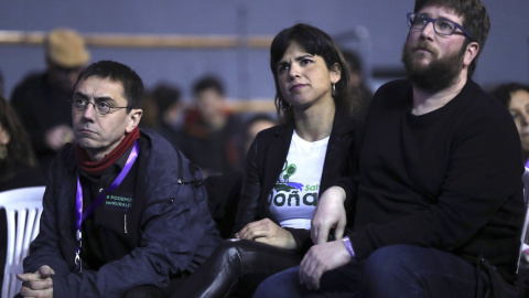 La coordinadora general de Podemos en Andalucía, Teresa Rodríguez, entre el cofundador de Podemos Juan Carlos Monedero y el eurodiputado y líder de la corriente Anticapitalista Miguel Urbán, durante la Asamblea Ciudadana Estatal de Vistaleg