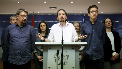 El lider de Podemos, Pablo Iglesias, con Julio Rodriguez, Xavi Domenech, Irene Montero, Victoria Rosell, Iñigo Errejon y Carolina Bescansa, en la rueda de prensa en el Congreso tras su reunión con el rey. REUTERS/Sergio Perez