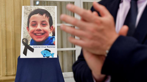 Retrato del niño Gabriel Cruz colocado en el patio de la diputacion de Almería, donde hoy se ha convocado un pleno extraordinario para declarar tres días de luto por su muerte. EFE/Carlos Barba