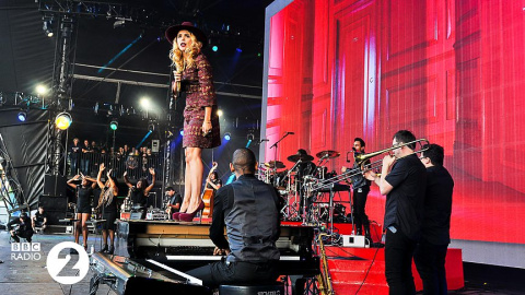 La cantante Paloma Faith, en el escenario durante el concierto organizado por la BBC en Hyde Park, en Londres, en septiembre del año pasado. BBC