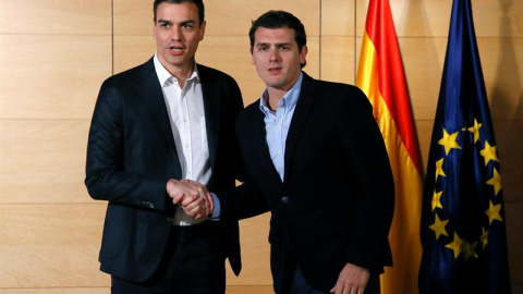 El presidente de Ciudadanos, Albert Rivera (d), y el secretario general del PSOE, Pedro Sánchez, en la reunión que mantuvieron el martes. /EFE