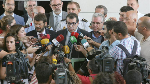 El conseller de Interior, Jordi Jané, atiende hoy a los medios tras la reunión de la Junta de Seguridad Local extraordinaria en Salou./ EFE