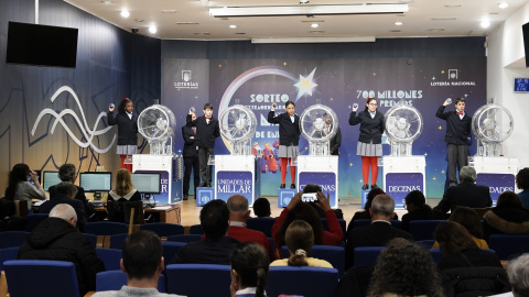 Los niños de San Ildefonso durante la celebración del Sorteo Extraordinario del Niño, a 6 de enero de 2023, en Madrid