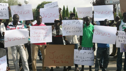 Unos doscientos senegaleses se manifestaron por las calles de Salou (Tarragona) para protestar por la muerte de uno de sus compatriotas- EFE