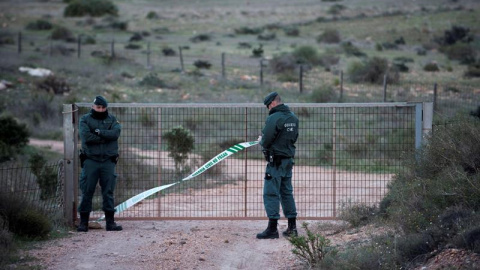 Efectivos de la Guardia Civil en las inmediaciones del pozo el que podría haber estado el niño Gabriel Cruz, de ocho años, desaparecido el pasado 27 de febrero en Las Hortichuelas, en Níjar (Almería),y que hoy ha sido encontrado muerto. El 