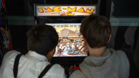 Dos chicos juegan al Pac-Man, a 4 de marzo de 2023, en València