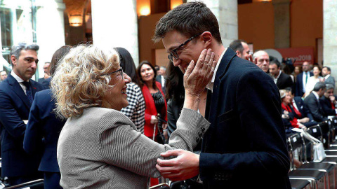 La alcaldesa de Madrid, Manuela Carmena, y el diputado de Podemos Iñigo Errejón durante el acto conmemorativo de la Fiesta del 2 de Mayo EFE/CHEMA MOYA