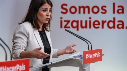 La vicesecretaria general del PSOE, Adriana Lastra, durante la rueda de prensa que ha ofrecido esta mañana en la sede socialista de Ferraz, posterior a la reunión de la Permante de la Ejecutiva del partido socialista. EFE/ Emilio Naranjo