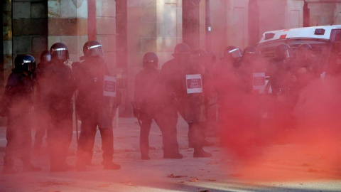 Agentes de los Mossos d'Esquadra a las puertas del Parlament de Catalunya