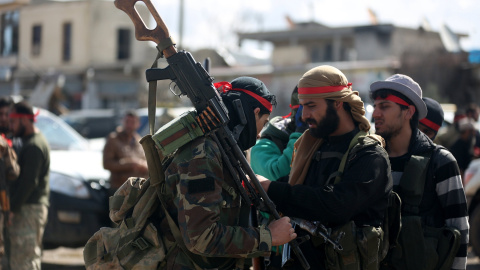 Soldados del Ejército Libre de Siria (ELS) se preparan para combatir en el pueblo de Kafr Jana, Afrin, Siria. EFE