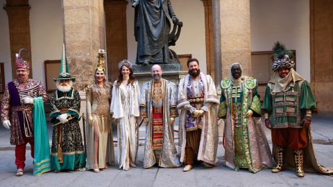 Foto de familia de los Reyes Magos de Oriente antes de inundar de caramelos e ilusión las calles de Sevilla, a 5 de enero de 2024.