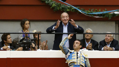 El diestro Enrique Ponce brinda el primer toro al rey Juan Carlos. EFE/Juan Herrero