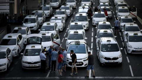 Los taxistas bloquean una avenida en medio de una huelga en Madrid el 31 de julio de 2018 | AFP