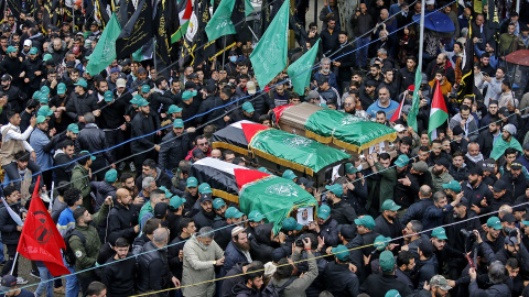 Asistentes al funeral de Saleh al-Arouri, subjefe de Hamás, y otros dos funcionarios del grupo, en Beirut, Líbano, el 4 de enero de 2024.