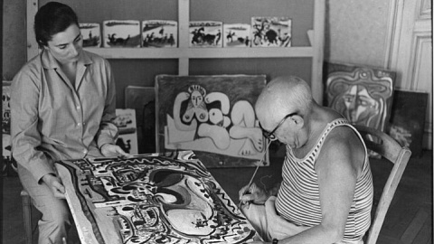 Pablo Picasso, en su estudio / Archivo EFE