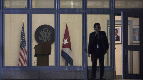 Un hombre abandona la embajada estadounidense este jueves, un día antes de su reapertura oficial. REUTERS