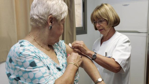 Una mujer es vacunada contra el virus de la gripe en un centro de salud de Santa Cruz de Tenerife.