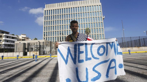 Un hombre da la bienvenida a los norteamericanos frente a la embajada de Estados Unidos en La Habana. REUTERS