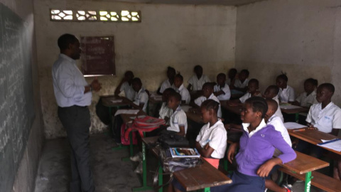 Néstor Nongo, en una escuela del Congo.