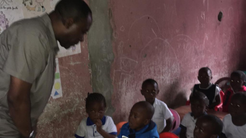 Néstor Nongo, en una escuela del Congo.