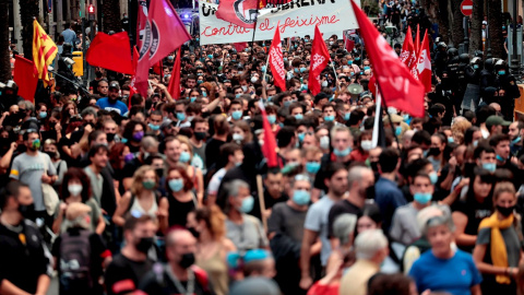 Vista general de la manifestación celebrada por la Comissió 9 d'Octubre, integrada por partidos, sindicatos y otras organizaciones de izquierda, para denunciar la violencia fascista