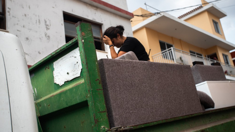 Una vecina desaloja su vivienda dos días después de la erupción del volcán.