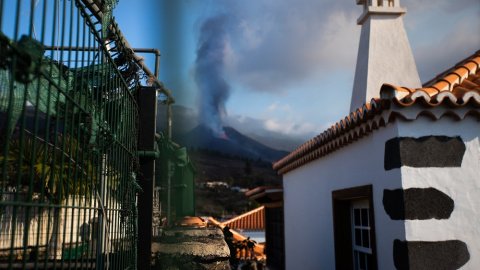 Vista del volcán desde El Paso durante la tercera semana de erupción