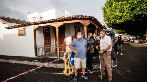 Varios vecinos esperan para poder desalojar sus enseres durante la primera semana de la erupción