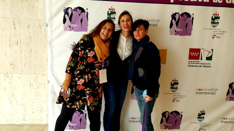 Marta Roda (derecha) junto a Esther y Lores, que la introdujeron en el mundo de la mentoría social con la entidad Dones Mentores, en un congreso internacional sobre la mentoría con perspectiva de género.