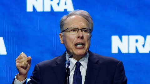 Wayne LaPierre, vicepresidente ejecutivo y director ejecutivo de la Asociación Nacional del Rifle, anunció el viernes su próxima dimisión tras las acusaciones de corrupción por parte de la fiscal de Nueva York