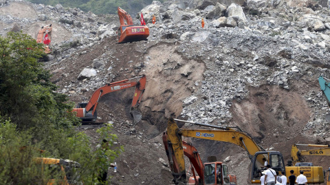 Los servicios de rescate chinos buscan supervivientes en una mina que se derrumbó por un corrimiento de tierras causado por la explosión. REUTERS