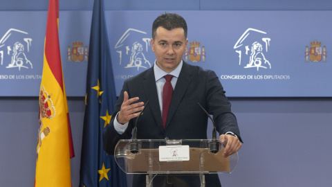 El portavoz del PSOE en el Congreso, Héctor Gómez, durante una rueda de prensa posterior a una reunión de la Junta de Portavoces en el Congreso de los Diputados, a 11 de octubre de 2021