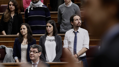 Los diputados de Podemos (en la imagen Pablo Iglesias, Irene Montero, Ione Belarra, ïñigo Errejon, Rafael Mayoral, y Noelia Vera) permanecen de pie sin aplaudir tras el discurso ofrecido en el Congreso de los Diputados por el presidente de 