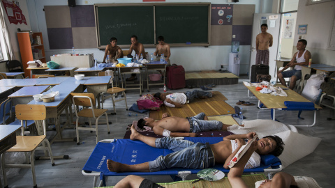 Algunos de los afectados por el accidente han sido realojados en un colegio público. REUTERS