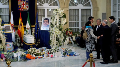 El ministro del Interior, Juan Ignacio Zoido (c), ofrece sus condolencias a los padres de Gabriel Cruz en la capilla ardiente instalada en la Diputación de Almería. EFE/Carlos Barba