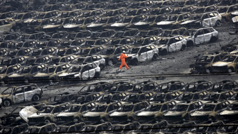 Un bombero busca supervivientes cerca del lugar de la explosión. REUTERS