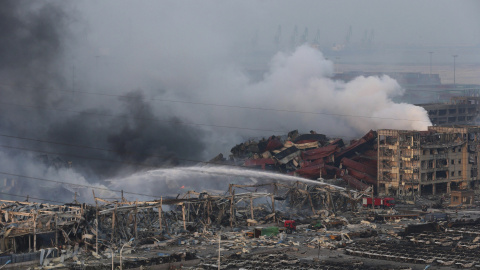 Los bomberos de Tianjin tratan de apagar el fuego ocasionado tras la explosión. EFE