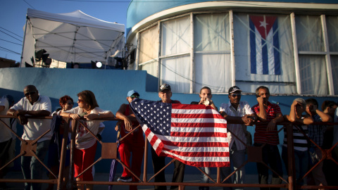 Cientos de cubanos asisten a la ceremonia de izado de bandera.- REUTERS