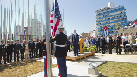 Marines estadounidenses retirados izan la bandera de EEUU en La Habana.- Pablo Martinez Monsivais/ REUTERS