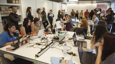 Uno de los talleres organizado por Wikidones para empoderar a las mujeres en el mundo tecnológico.