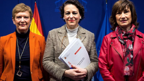 La ministra de Trabajo, Magdalena Valerio (c), explicó el presupuesto de su departamento para este año, que incluye novedades como el aumento de las pensiones o la recuperación del subsidio para parados mayores de 52 años. /EFE