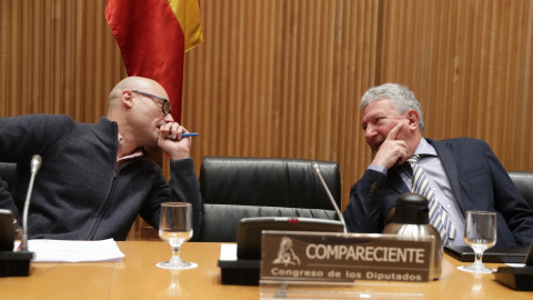 El presidente de la Comisión de Investigación de la presunta financiación del PP del Congreso,el diputado de Nueva Canarias, Pedro Quevedo (d), junto al secretario primero de la comisión, el diputado de Unidos Podemos Txema Guijarro (i), co